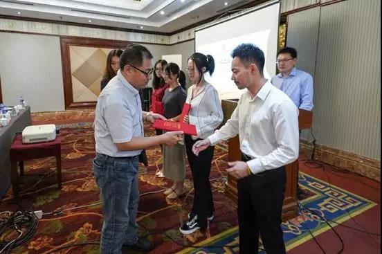 南京易杰智信息科技有限公司高级顾问 金小明向获奖者颁奖 南京易杰智信息科技有限公司高级顾问 金小明向获奖者颁奖